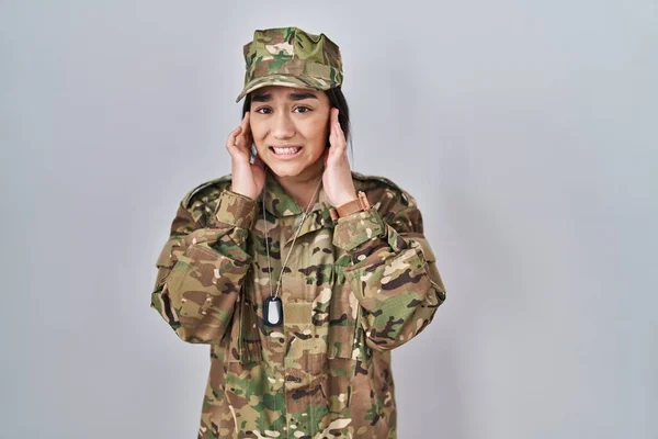 Jonge Zuid Aziatische Vrouw Draagt Camouflage Legeruniform Bedekt Oren Met — Stockfoto