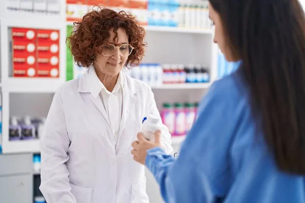 Due Donne Farmacista Cliente Prescrivono Pillole Farmacia — Foto Stock