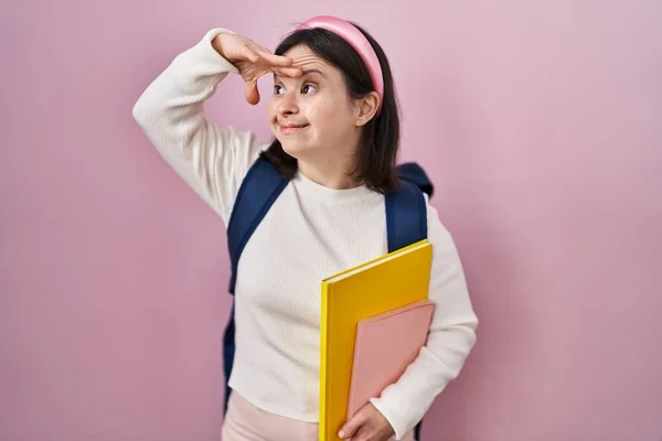 Mujer Con Síndrome Vistiendo Mochila Estudiante Sosteniendo Libros Muy Felices —  Fotos de Stock