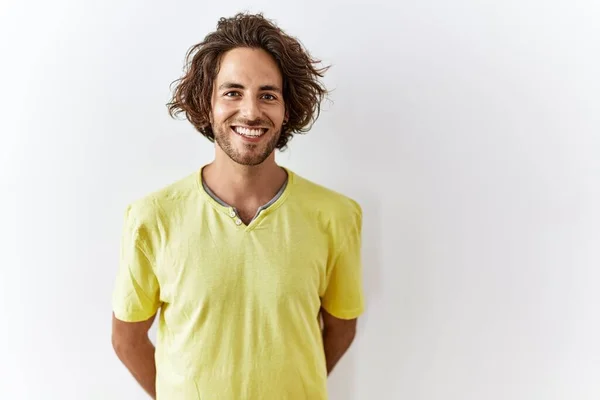 Homem Hispânico Jovem Sobre Fundo Isolado Com Sorriso Feliz Legal — Fotografia de Stock