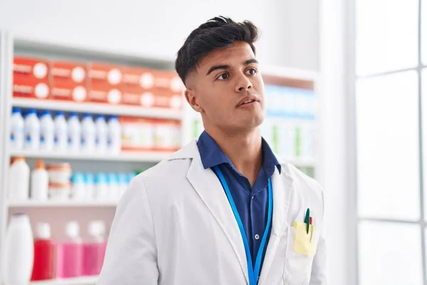 Молодой Испаноязычный Фармацевт Стоящий Серьезным Выражением Лица Аптеке — стоковое фото