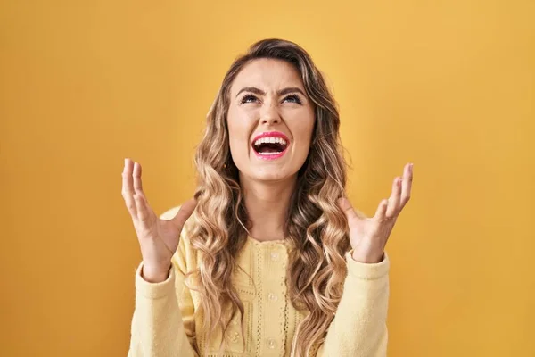 Young Caucasian Woman Standing Yellow Background Crazy Mad Shouting Yelling — Foto Stock