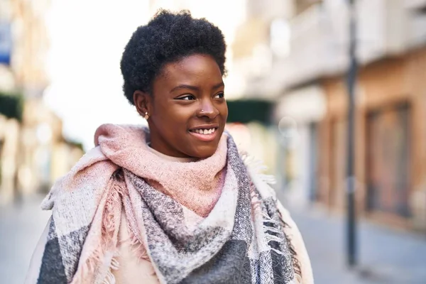Mujer Afroamericana Sonriendo Confiada Pie Calle —  Fotos de Stock