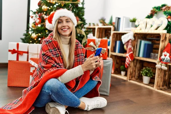 Young Blonde Woman Using Smartphone Sitting Christmas Tree Home — Φωτογραφία Αρχείου