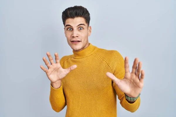 Young Hispanic Man Standing Blue Background Afraid Terrified Fear Expression — Stock fotografie