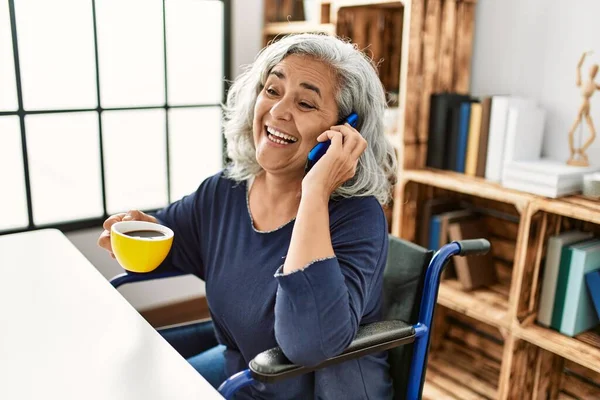 Mulher Deficiente Cabelos Grisalhos Meia Idade Falando Smartphone Bebendo Café — Fotografia de Stock