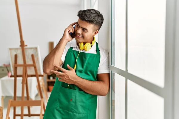 Jovem Hispânico Falando Smartphone Apoiado Janela Estúdio Arte — Fotografia de Stock