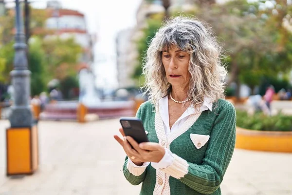 Mujer Mediana Edad Usando Teléfono Inteligente Parque —  Fotos de Stock