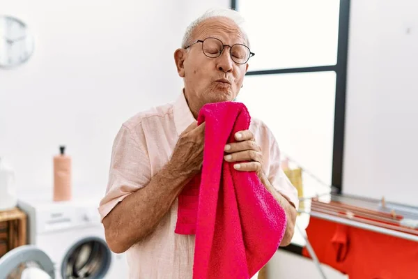 Starší Muž Usmívá Sebevědomě Vonící Ručník Prádelně — Stock fotografie