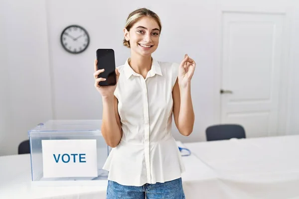 Ung Blond Kvinna Politiska Val Håller Smartphone Ler Glad Pekar — Stockfoto