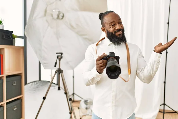 Afroameričan Fotograf Pracující Fotografickém Studiu Ukazuje Otevřenou Dlaní Ukazující Kopírovací — Stock fotografie