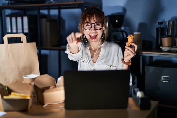 Jovem Mulher Bonita Trabalhando Usando Laptop Computador Comer Comida Entrega — Fotografia de Stock