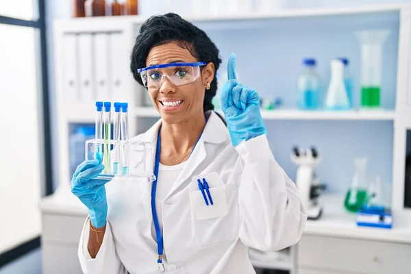 Mujer Hispana Mediana Edad Que Trabaja Laboratorio Científico Sorprendida Con —  Fotos de Stock