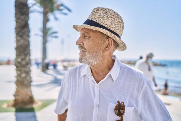 Senior Man Smiling Confident Wearing Summer Hat Seaside — Stock Photo, Image