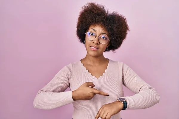 Fiatal Afro Amerikai Áll Rózsaszín Háttér Siet Hogy Néz Idő — Stock Fotó