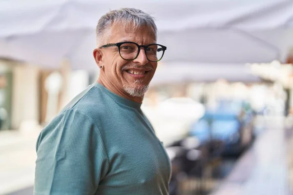 Homem Cabelos Grisalhos Meia Idade Sorrindo Confiante Vestindo Óculos Rua — Fotografia de Stock