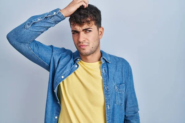Jeune Homme Hispanique Debout Sur Fond Bleu Confondre Poser Des — Photo