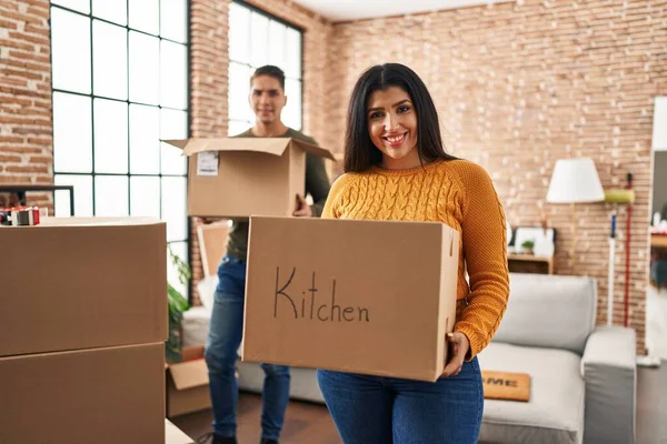 Casal Jovem Mudando Para Uma Nova Casa Com Caixas Papelão — Fotografia de Stock