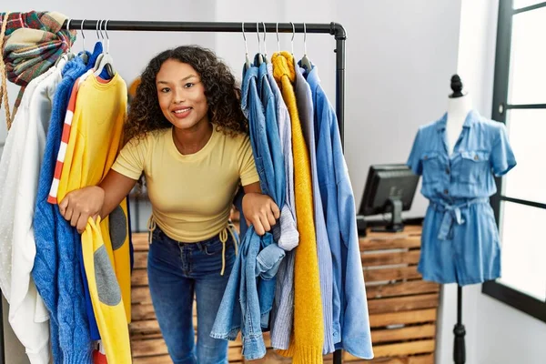 Joven Cliente Latino Sonriendo Feliz Apareciendo Través Ropa Tienda Ropa — Foto de Stock