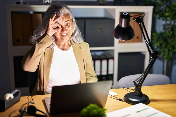 Middle Age Woman Grey Hair Working Using Computer Laptop Late — Stock Photo, Image