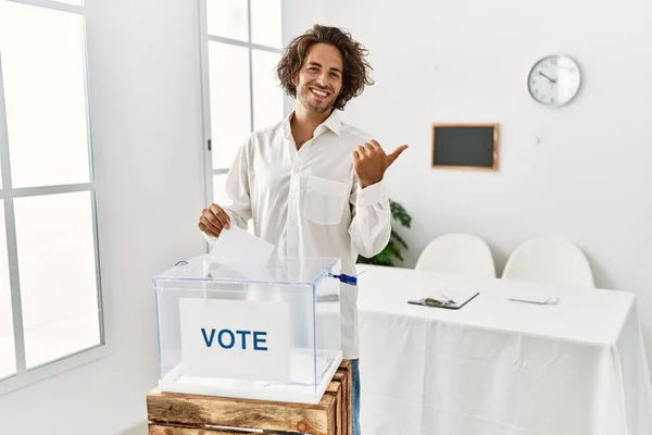 Młody Hiszpan Głosujący Umieszcza Urnie Wyborczej Wskazując Tył Pleców Rękami — Zdjęcie stockowe