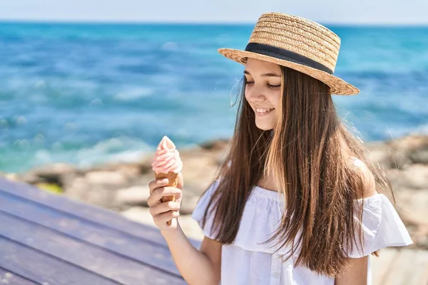 可敬的女游客笑着自信地在海滨吃冰淇淋 — 图库照片