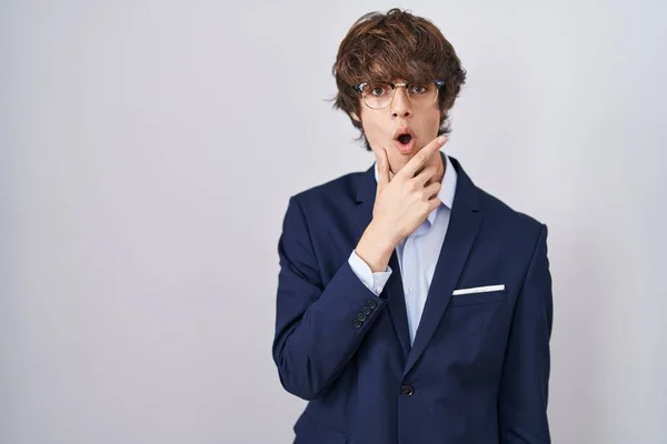 Homem Jovem Negócios Hispânico Vestindo Óculos Que Parecem Fascinados Com — Fotografia de Stock