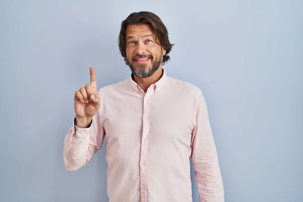 Handsome Middle Age Man Wearing Elegant Shirt Background Showing Pointing — ストック写真