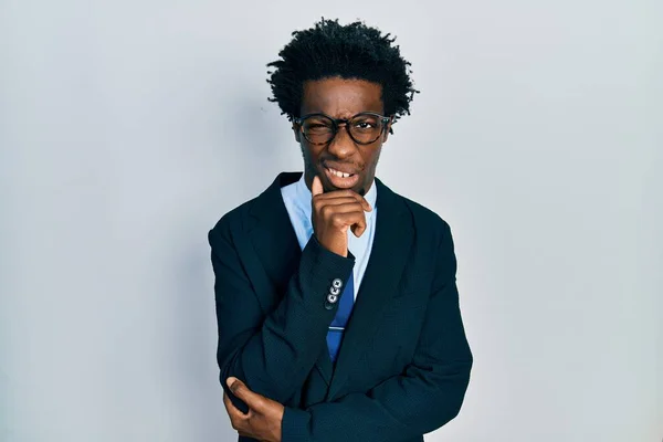 Joven Hombre Afroamericano Con Traje Negocios Corbata Expresión Despistada Confusa — Foto de Stock