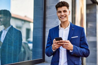 Sokakta akıllı telefon kullanan genç bir adam.