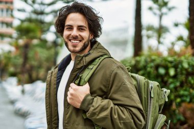 Yakışıklı İspanyol adam şehre gülümsüyor.