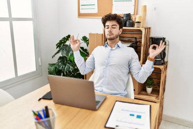 Genç İspanyol işadamı, ofiste yoga egzersiziyle rahatlamıştı..