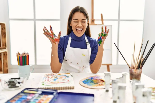 Jeune Femme Brune Studio Art Avec Les Mains Peintes Célébrant — Photo