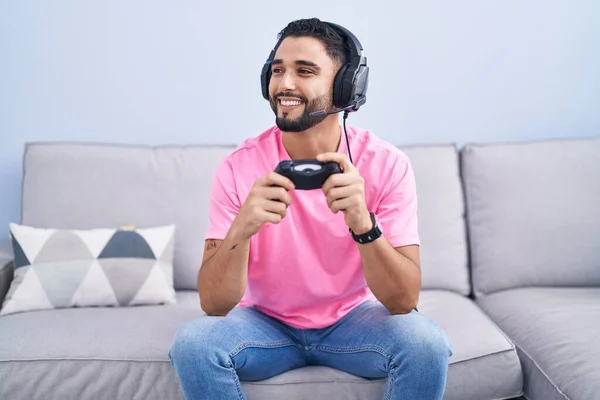 Hispánský Mladý Muž Který Hraje Videohry Drží Ovladač Sedí Pohovce — Stock fotografie