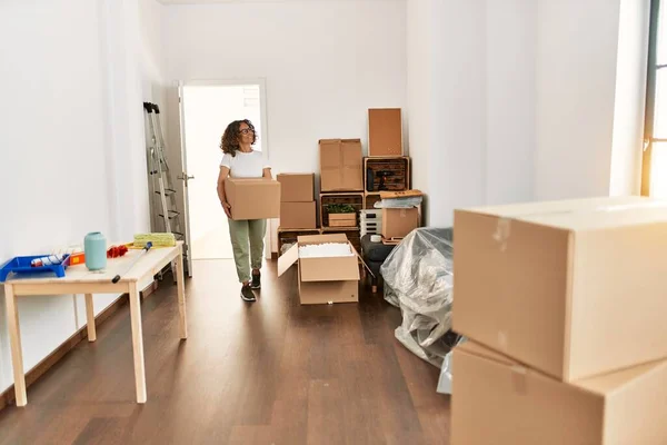 Middelbare Leeftijd Spaanse Vrouw Glimlachend Zelfverzekerd Vasthouden Kartonnen Doos Nieuw — Stockfoto