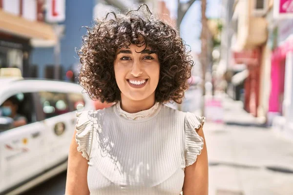 Joven Mujer Oriente Medio Sonriendo Feliz Pie Ciudad — Foto de Stock