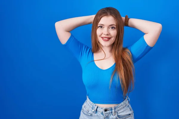 Pelirroja Mujer Pie Sobre Fondo Azul Relajante Estiramiento Brazos Manos —  Fotos de Stock