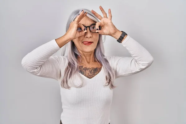 Mujer Mediana Edad Con Pelo Gris Pie Sobre Fondo Blanco —  Fotos de Stock