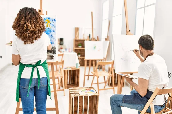 Dois Estudantes Meia Idade Pintura Vista Traseira Estúdio Arte — Fotografia de Stock