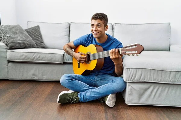 Jovem Hispânico Tocando Guitarra Sentado Chão Casa — Fotografia de Stock