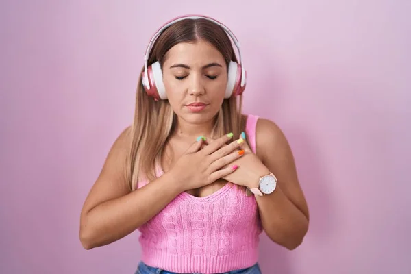 Mujer Rubia Joven Escuchando Música Usando Auriculares Sonriendo Con Las — Foto de Stock
