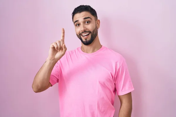 Hispanic Young Man Standing Pink Background Pointing Finger Successful Idea — Stock Photo, Image