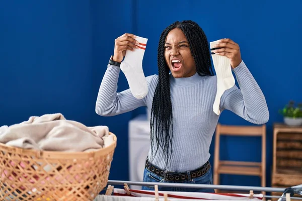Mujer Afroamericana Sosteniendo Calcetines Enojados Locos Gritando Frustrados Furiosos Gritando —  Fotos de Stock