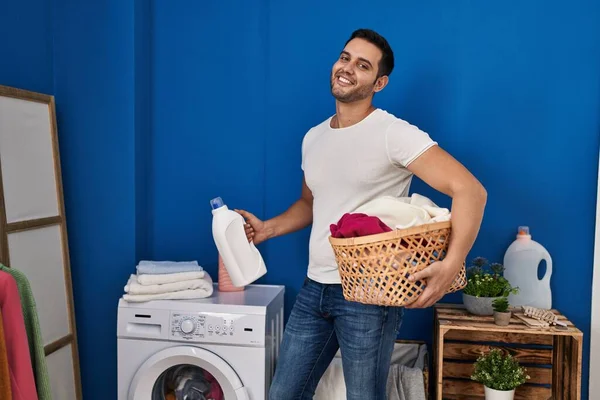 Joven Hombre Hispano Sosteniendo Canasta Con Ropa Botella Detergente Lavandería — Foto de Stock