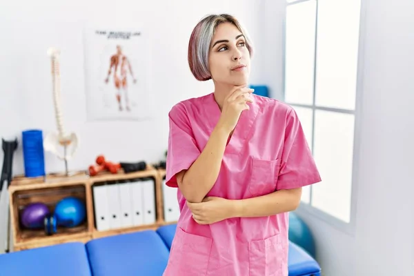 Jovem Enfermeira Mulher Que Trabalha Clínica Recuperação Dor Rosto Sério — Fotografia de Stock