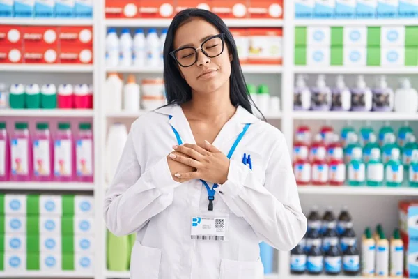 Donna Ispanica Che Lavora Farmacia Farmacia Sorridendo Con Mani Sul — Foto Stock