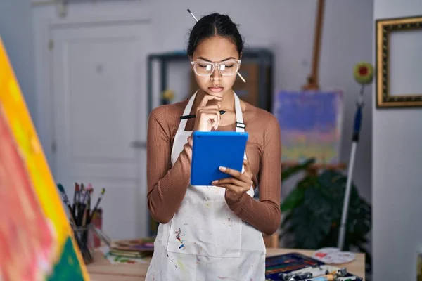 Junge Afrikanisch Amerikanische Künstlerin Benutzt Touchpad Mit Zweifelhaftem Ausdruck Kunststudio — Stockfoto