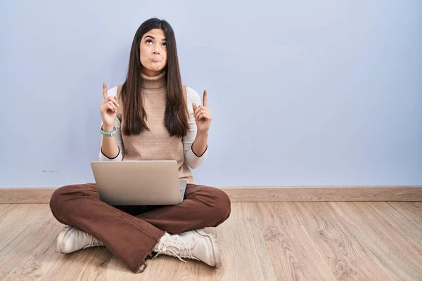 Young Brunette Woman Working Using Computer Laptop Sitting Floor Pointing — Stock Photo, Image
