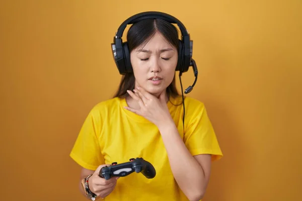 Chino Joven Jugando Videojuego Celebración Controlador Tocando Doloroso Cuello Dolor — Foto de Stock