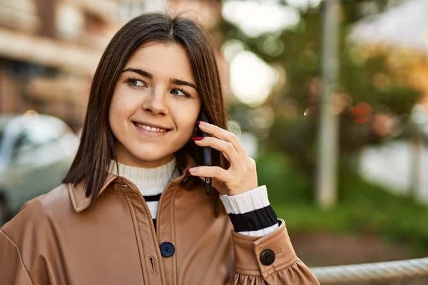 Junge Schöne Brünette Frau Lächelt Glücklich Freien Und Telefoniert — Stockfoto